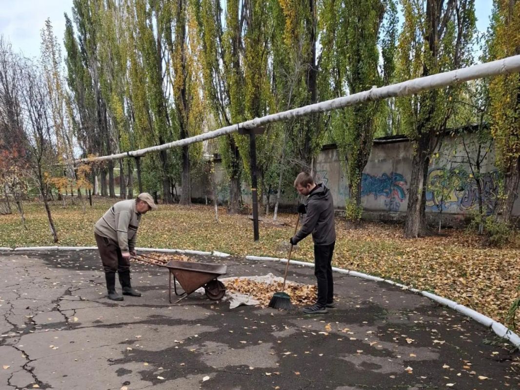 В Кировском прошел традиционный субботник В Кировском прошел традиционный субботник