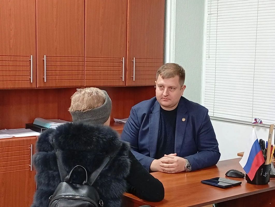 Николай Руппель: Сегодня по моему поручению личный прием в администрации Ясиноватой провел заместитель главы администрации округа Александр Сергеев