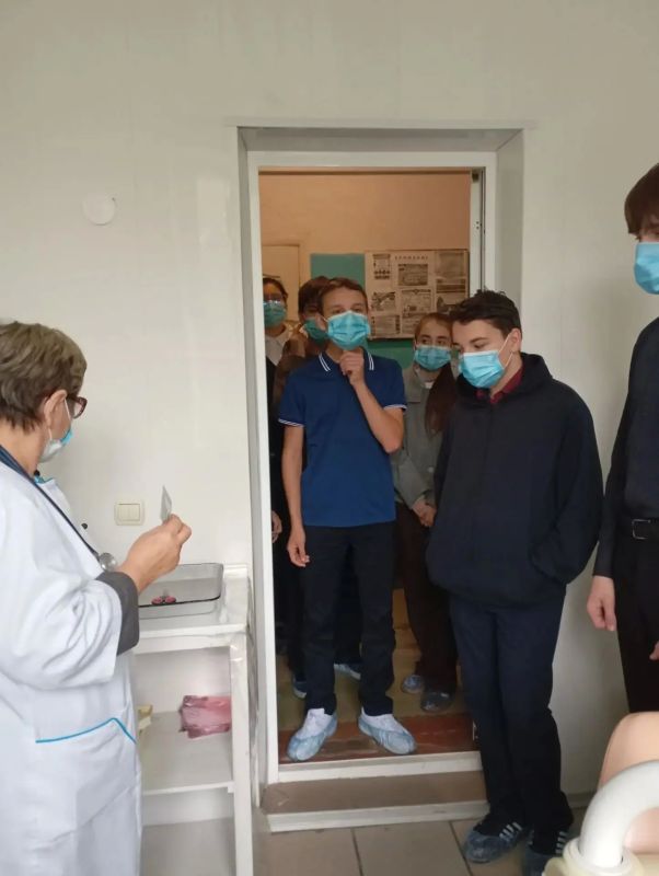 В рамках Республиканской акции «Учиться в Донбассе» и всероссийского проекта ранней профориентации «Билет в будущее» обучающиеся «Тельмановской гимназии Тельмановского М.О.» п.Мирное посетили Мирненскую врачебную... В рамках Республиканской акции «Учиться в Донбассе» и всероссийского проекта ранней профориентации «Билет в будущее» обучающиеся «Тельмановской гимназии Тельмановского М.О.» п.Мирное посетили Мирненскую врачебную...