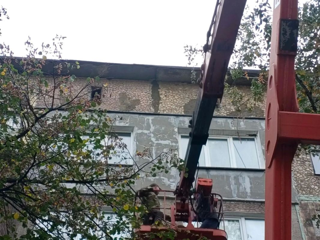 Решен вопрос по ремонту кровли в многоквартирном доме г. Дебальцево Решен вопрос по ремонту кровли в многоквартирном доме г. Дебальцево