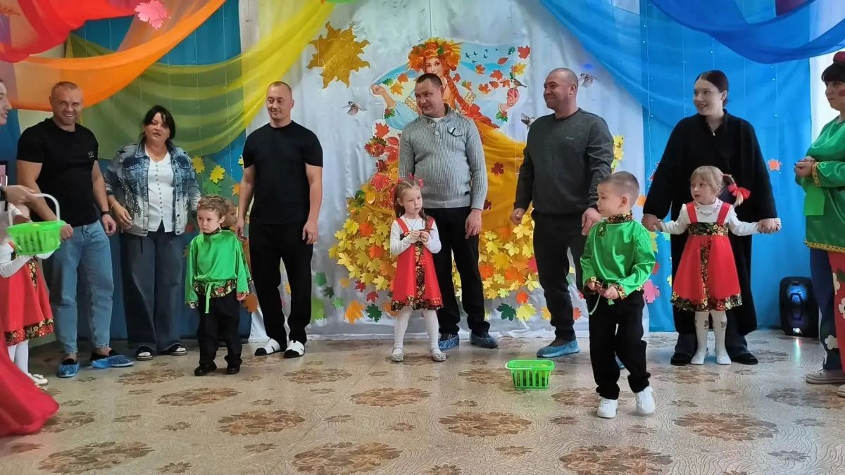 Ах, Ярмарка, Ярмарка как ты хороша! У русского народа широкая душа! Ах, Ярмарка, Ярмарка как ты хороша! У русского народа широкая душа!