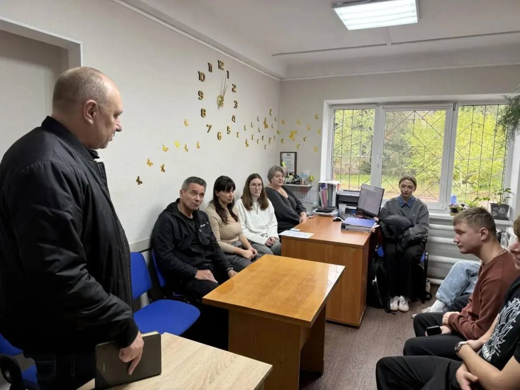 21 октября, руководитель Управы Советского внутригородского района Администрации городского округа Макеевка Сергей Савельев провел встречу с трудовым коллективом спортивной школы № 3 (2 микрорайон, д. 1) 21 октября, руководитель Управы Советского внутригородского района Администрации городского округа Макеевка Сергей Савельев провел встречу с трудовым коллективом спортивной школы № 3 (2 микрорайон, д. 1)