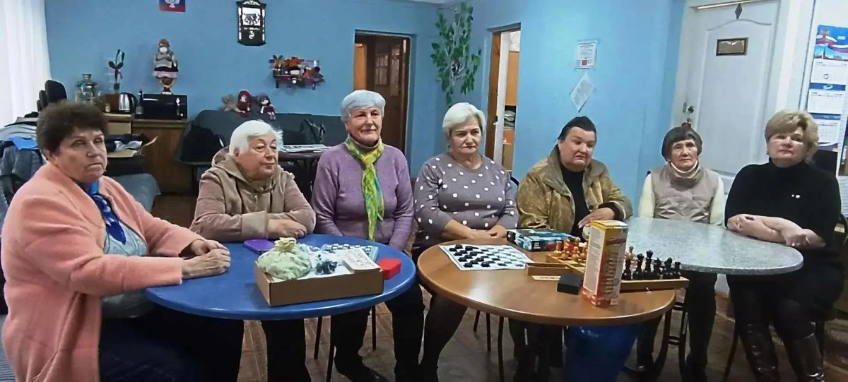 Душевное общение и настольные игры: встреча получателей социальных услуг в Макеевке Душевное общение и настольные игры: встреча получателей социальных услуг в Макеевке