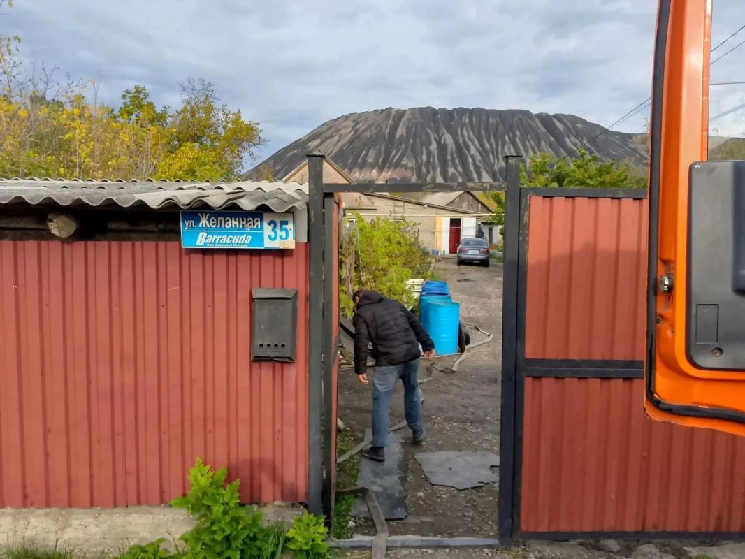 В Кировском внутригородском районе при поддержке региона-шефа Московская область продолжается подвоз воды для жителей домов, в которые в установленный графиком день не поступила вода В Кировском внутригородском районе при поддержке региона-шефа Московская область продолжается подвоз воды для жителей домов, в которые в установленный графиком день не поступила вода