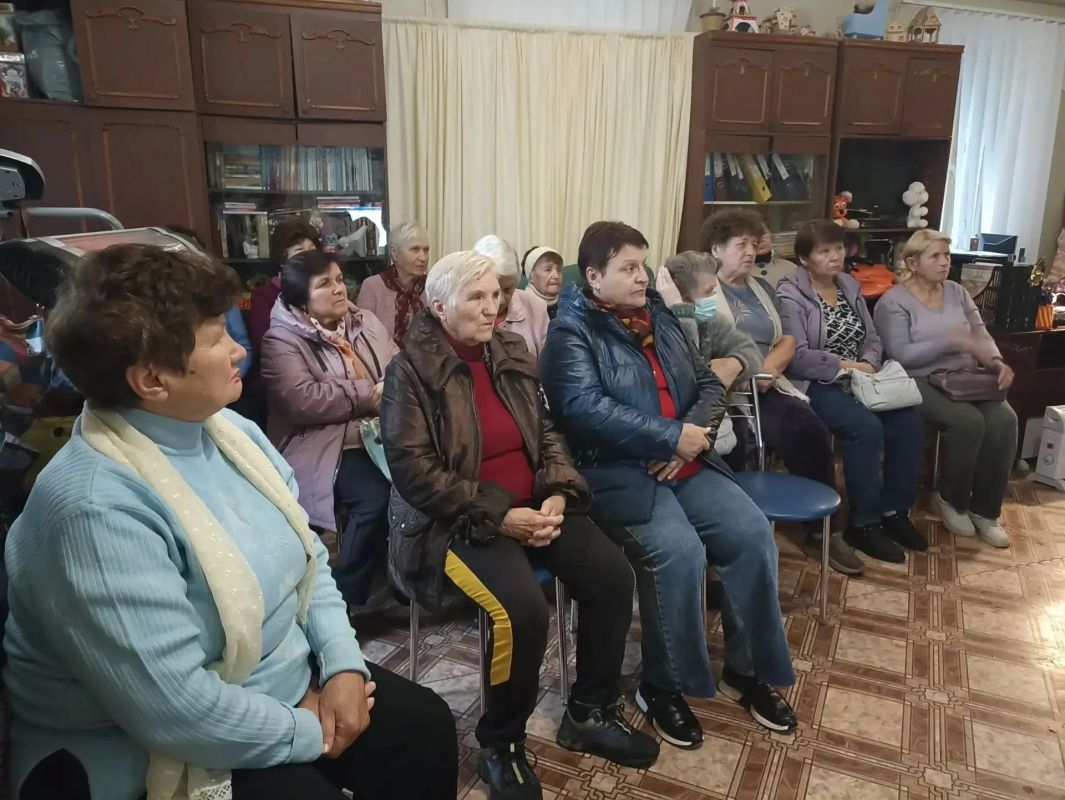 Начальник Комсомольского территориального отдела Андрей Викторович Чирва провёл встречу в отделении №2 дневного пребывания граждан пожилого возраста и инвалидов ГБУ «Комплексный центр социального обслуживания в... Начальник Комсомольского территориального отдела Андрей Викторович Чирва провёл встречу в отделении №2 дневного пребывания граждан пожилого возраста и инвалидов ГБУ «Комплексный центр социального обслуживания в...