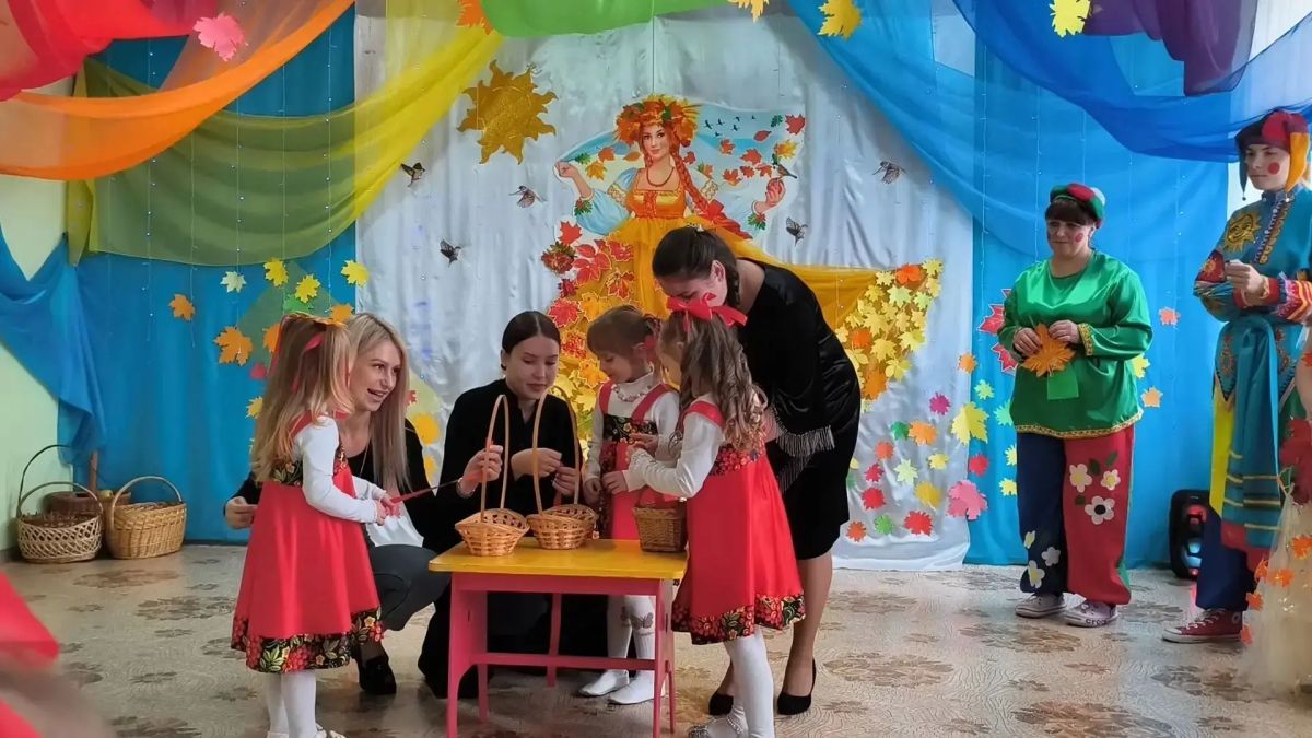 Ах, Ярмарка, Ярмарка как ты хороша! У русского народа широкая душа! Ах, Ярмарка, Ярмарка как ты хороша! У русского народа широкая душа!