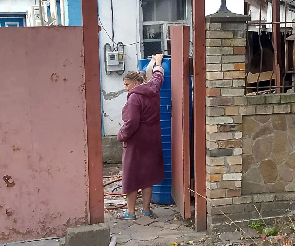 В Кировском внутригородском районе при поддержке региона-шефа Московская область продолжается подвоз воды для жителей домов, в которые в установленный графиком день не поступила вода В Кировском внутригородском районе при поддержке региона-шефа Московская область продолжается подвоз воды для жителей домов, в которые в установленный графиком день не поступила вода