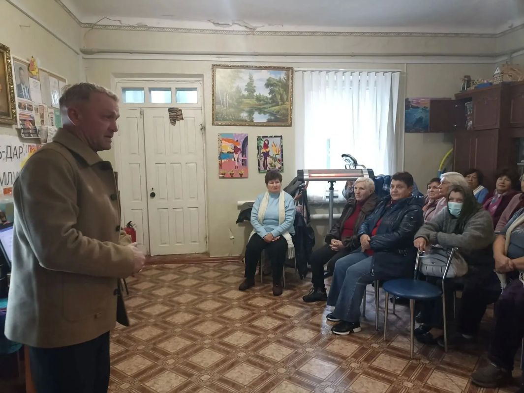 Начальник Комсомольского территориального отдела Андрей Викторович Чирва провёл встречу в отделении №2 дневного пребывания граждан пожилого возраста и инвалидов ГБУ «Комплексный центр социального обслуживания в... Начальник Комсомольского территориального отдела Андрей Викторович Чирва провёл встречу в отделении №2 дневного пребывания граждан пожилого возраста и инвалидов ГБУ «Комплексный центр социального обслуживания в...