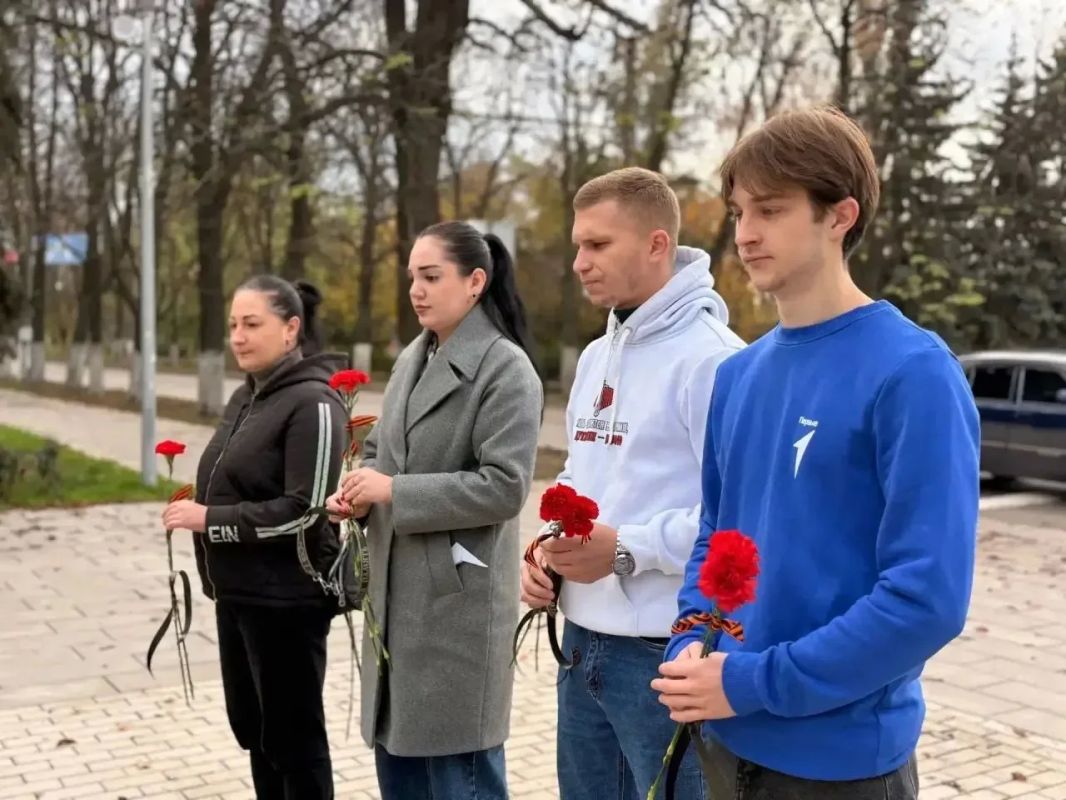 Евгений Поплавский: 22 октября возле памятника "Вечный огонь" на братской могиле советских воинов состоялось возложение цветов, приуроченное ко Дню белых журавлей — памятной дате, посвящённой памяти павших защитников...