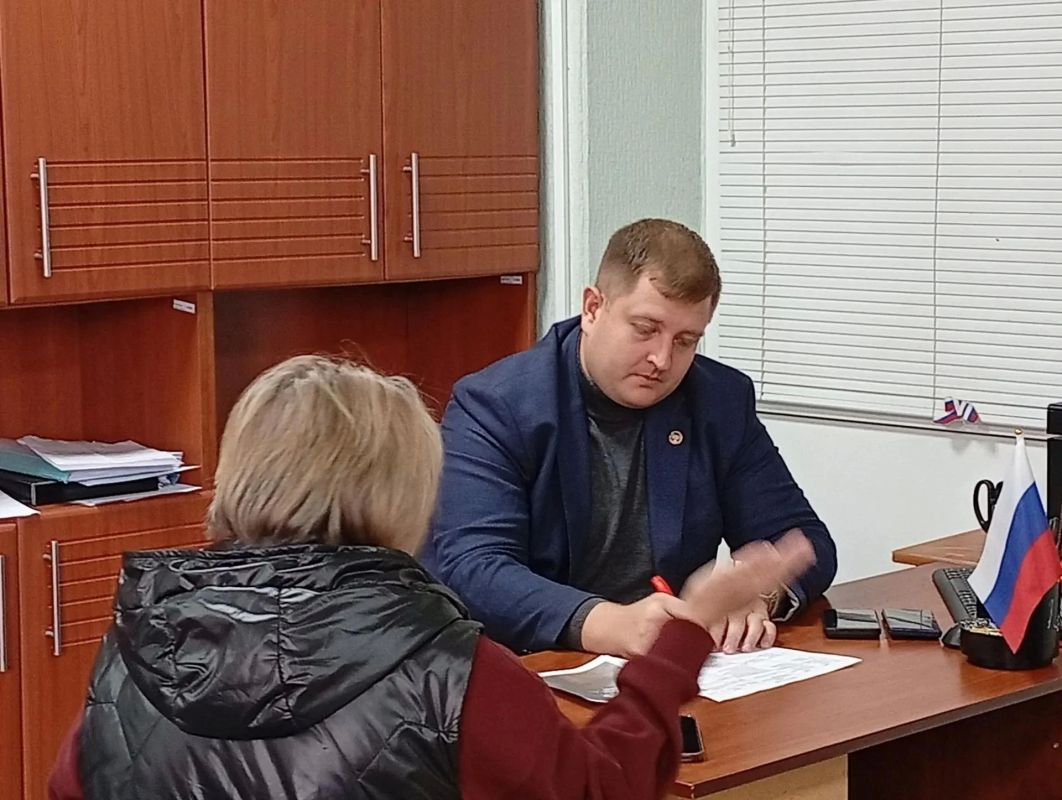 Сегодня прием жителей в администрации Ясиноватой провел заместитель главы администрации округа Александр Сергеев Сегодня прием жителей в администрации Ясиноватой провел заместитель главы администрации округа Александр Сергеев