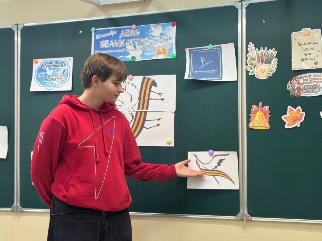 Журавли мира. Активисты Движения Первых провели для учащихся младших классов познавательное мероприятие, посвящённое миру и памяти