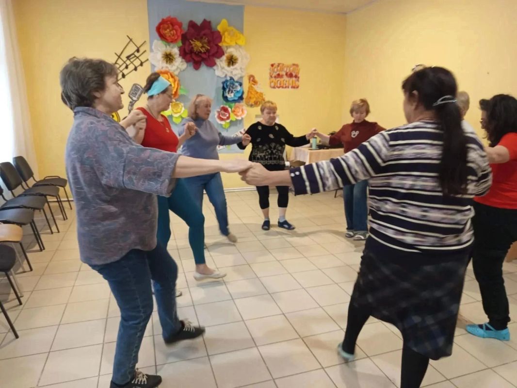 В Центре соцобслуживания населения Центрально-Городского района города Горловка занятия ведет группа «Красны девицы» В Центре соцобслуживания населения Центрально-Городского района города Горловка занятия ведет группа «Красны девицы»