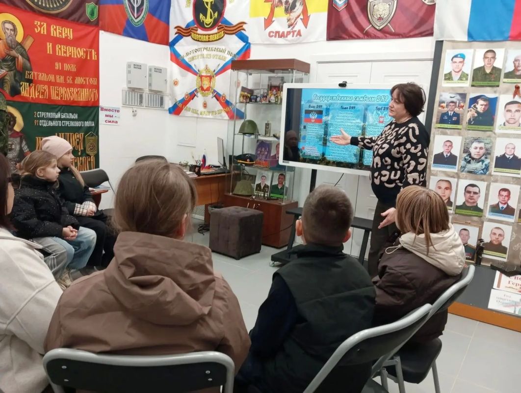 23.10.2026 в Волновахском краеведческом музее прошел исторический час «Под флагом молодым», совместно с учащимися художественного отделения Волновахской детской школы искусств 23.10.2026 в Волновахском краеведческом музее прошел исторический час «Под флагом молодым», совместно с учащимися художественного отделения Волновахской детской школы искусств