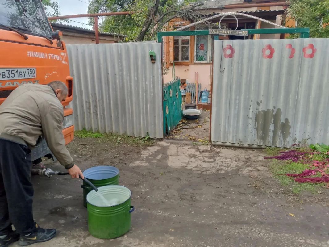 В Кировском внутригородском районе при поддержке региона-шефа Московская область продолжается подвоз воды для жителей домов, в которые в установленный графиком день не поступила вода