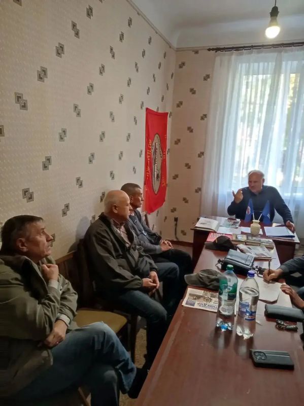 22 октября 2026 года депутаты Ясиноватского муниципального совета от фракции «Единая Россия» Юрий Захаров и Сергей Куксенко провели встречи с трудовыми коллективами 22 октября 2026 года депутаты Ясиноватского муниципального совета от фракции «Единая Россия» Юрий Захаров и Сергей Куксенко провели встречи с трудовыми коллективами