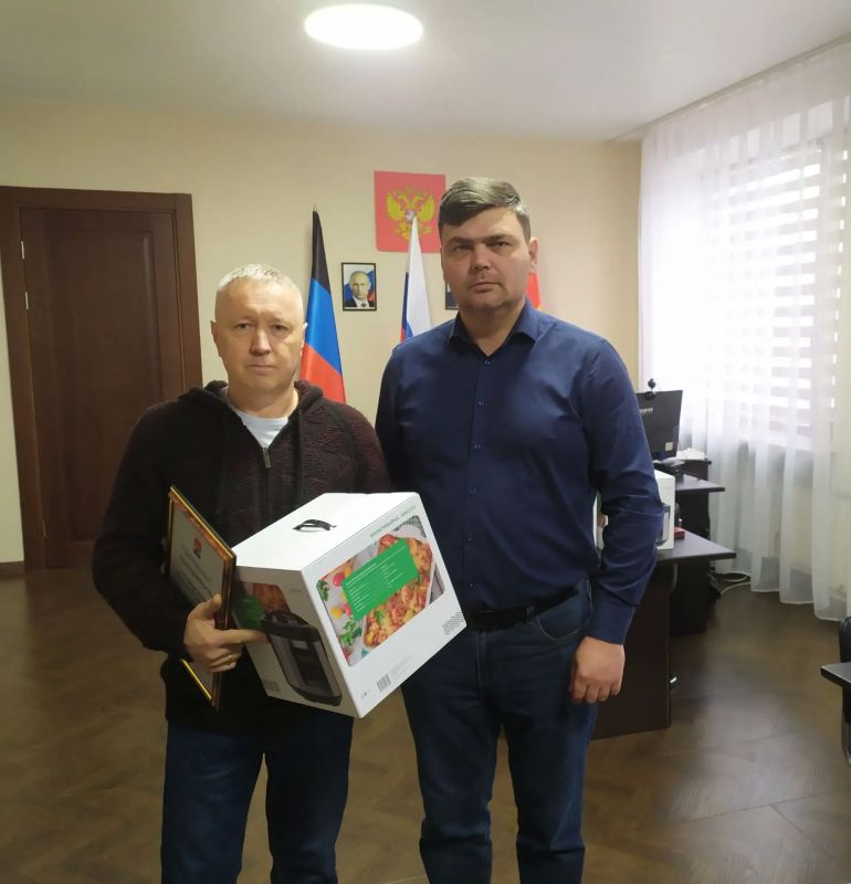 Сегодня, 23 октября, Артем Чесноков, Глава муниципального образования городской округ Торез, в предверии Дня работника автомобильного и городского пассажирского транспорта поздравил работников данной сферы