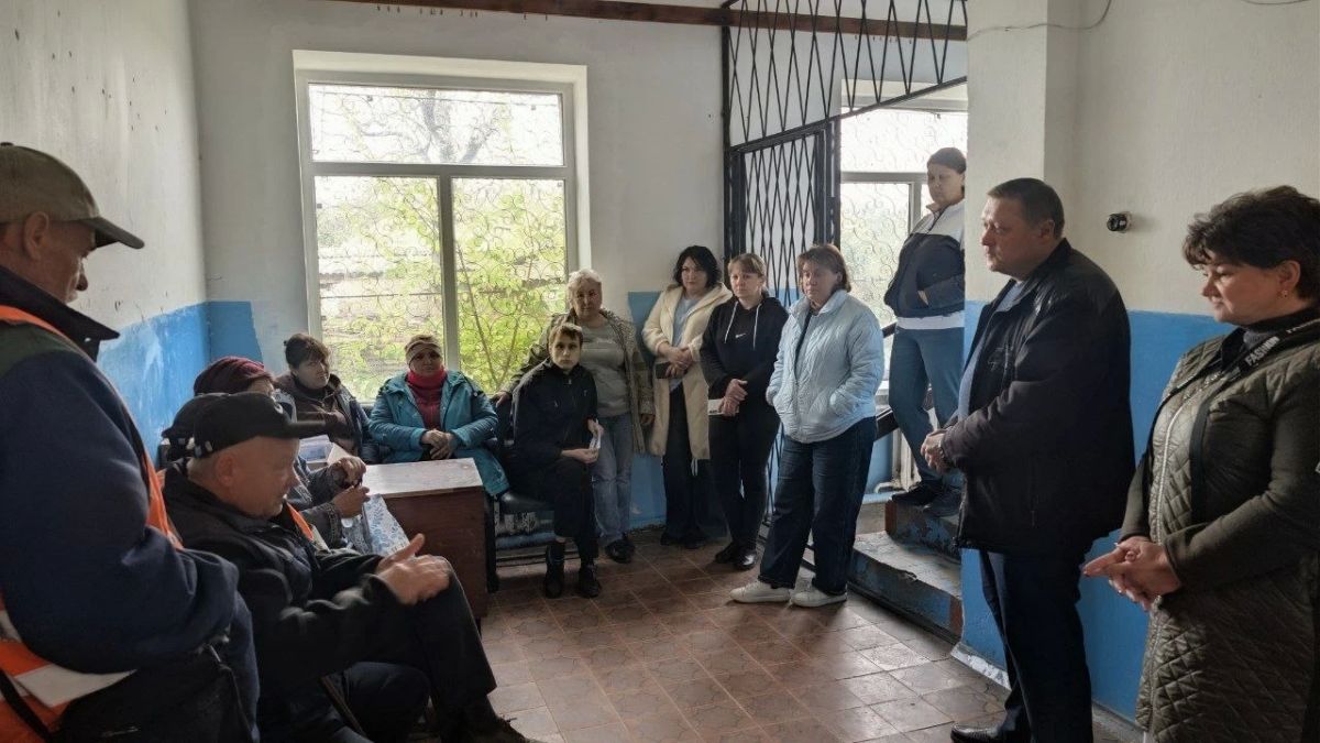 Сегодня заместитель главы Администрации Володарского муниципального округа Кочубей В.В. провел встречу с жителями с. Старченково