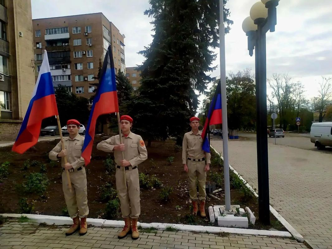 «ГОРДО РЕЕТ ФЛАГ НАРОДНЫЙ»