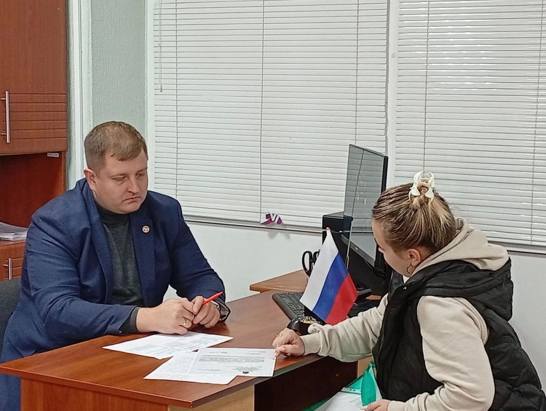 Сегодня прием жителей в администрации Ясиноватой провел заместитель главы администрации округа Александр Сергеев Сегодня прием жителей в администрации Ясиноватой провел заместитель главы администрации округа Александр Сергеев