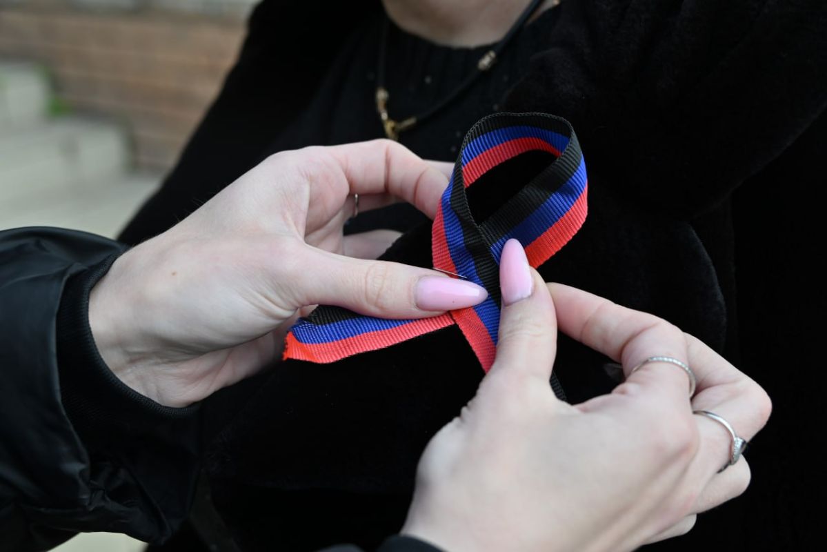 Иван Адамец: В преддверии Дня Государственного Флага ДНР активисты провели акцию — жителям района вручили ленточки и флажки в цветах триколора Иван Адамец: В преддверии Дня Государственного Флага ДНР активисты провели акцию — жителям района вручили ленточки и флажки в цветах триколора