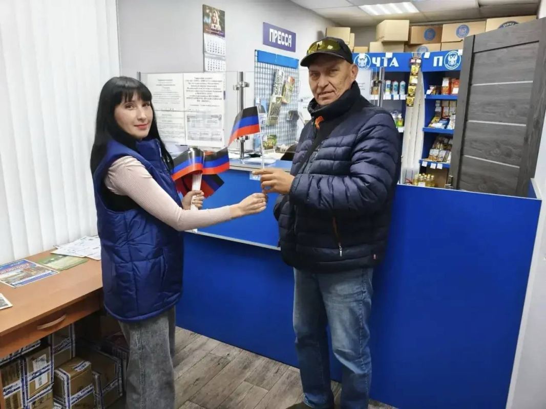 В г.Моспино прошла акция по раздаче флажков в честь Дня флага ДНР В г.Моспино прошла акция по раздаче флажков в честь Дня флага ДНР