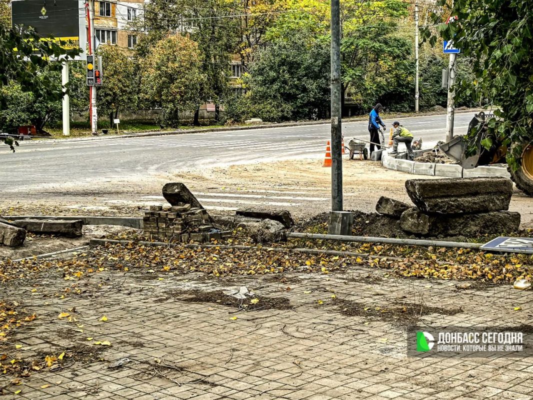 В Донецке продолжают замену гранитного поребрика на бетон