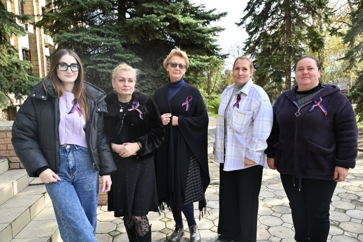 Иван Адамец: В преддверии Дня Государственного Флага ДНР активисты провели акцию — жителям района вручили ленточки и флажки в цветах триколора Иван Адамец: В преддверии Дня Государственного Флага ДНР активисты провели акцию — жителям района вручили ленточки и флажки в цветах триколора