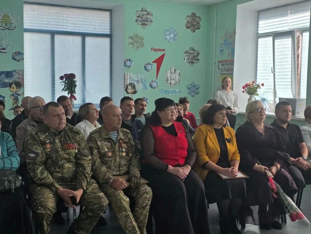 В Снежном отметили 90-летний юбилей школы В Снежном отметили 90-летний юбилей школы
