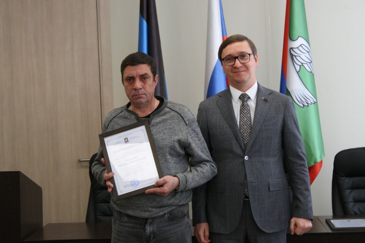 Роман Конев: Сегодня сотрудники Государственного унитарного предприятия Донецкой Народной Республики «Трамвайно-троллейбусное управление города Горловка» были награждены благодарностями Горловского городского совета Донецкой... Роман Конев: Сегодня сотрудники Государственного унитарного предприятия Донецкой Народной Республики «Трамвайно-троллейбусное управление города Горловка» были награждены благодарностями Горловского городского совета Донецкой...