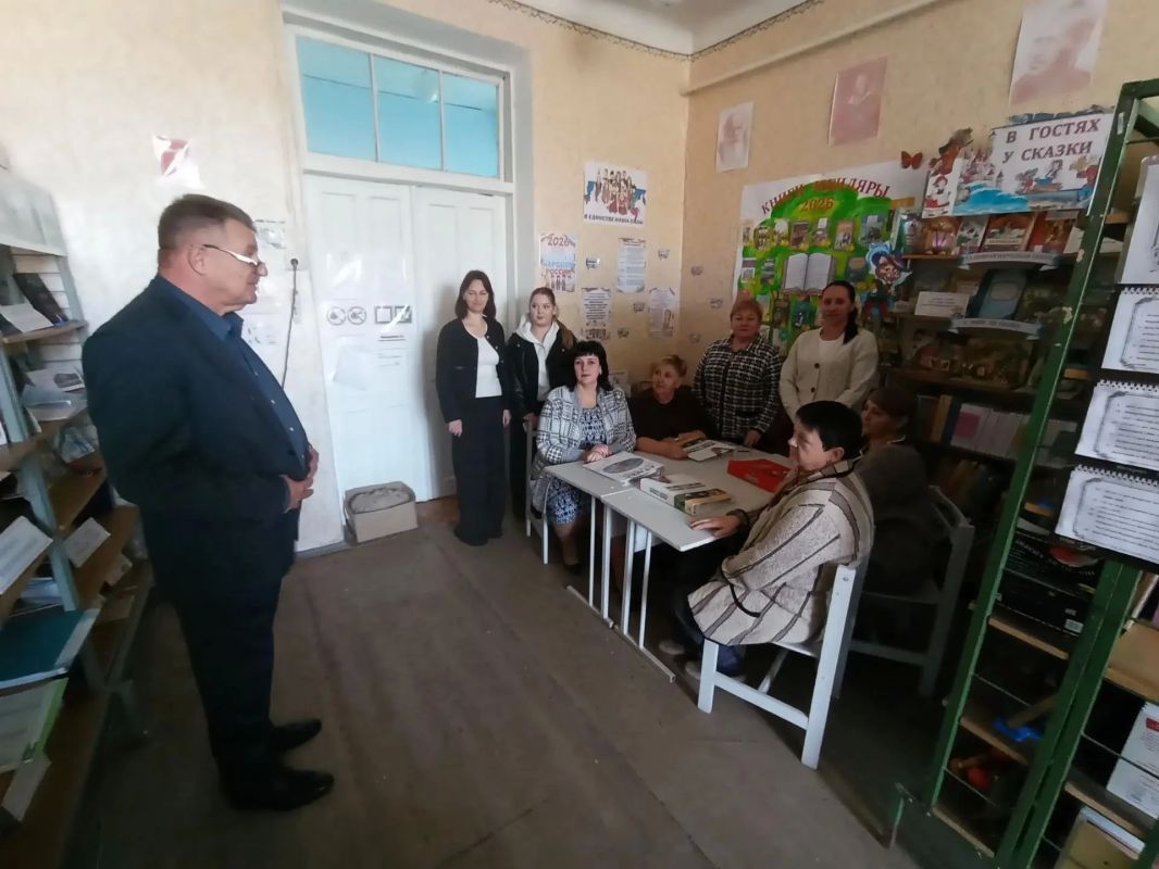 Заместитель председателя Амвросиевского муниципального совета Юрий Толок провел встречу с сотрудниками Успенской школы