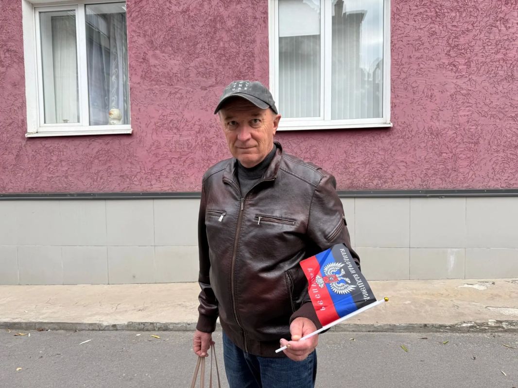 В преддверии Дня флага Донецкой Народной Республики специалисты отдела физической культуры, спорта и туризма администрации городского округа Дебальцево провели акцию «Наш флаг — наша гордость!» В преддверии Дня флага Донецкой Народной Республики специалисты отдела физической культуры, спорта и туризма администрации городского округа Дебальцево провели акцию «Наш флаг — наша гордость!»