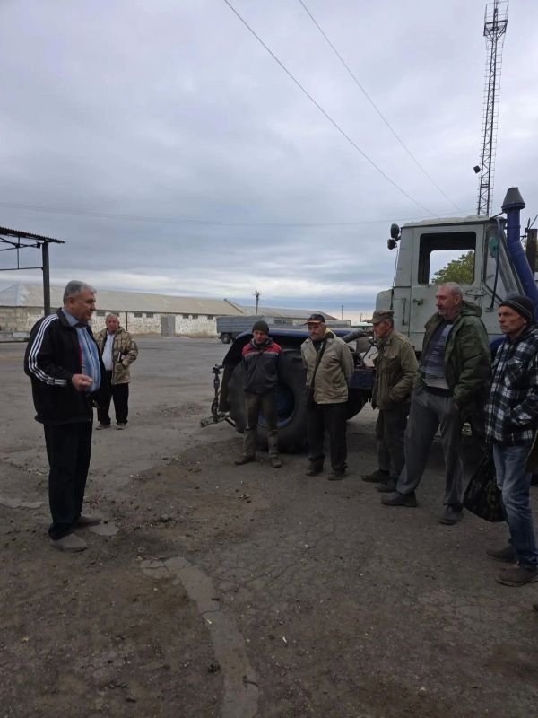 Депутат Амвросиевского муниципального совета Григорий Глуменко провел встречу с сотрудниками ООО «Торговый дом «Амвросиевский»