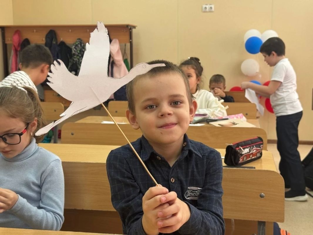 Журавли мира. Активисты Движения Первых провели для учащихся младших классов познавательное мероприятие, посвящённое миру и памяти Журавли мира. Активисты Движения Первых провели для учащихся младших классов познавательное мероприятие, посвящённое миру и памяти