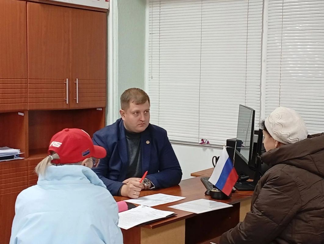 Сегодня прием жителей в администрации Ясиноватой провел заместитель главы администрации округа Александр Сергеев