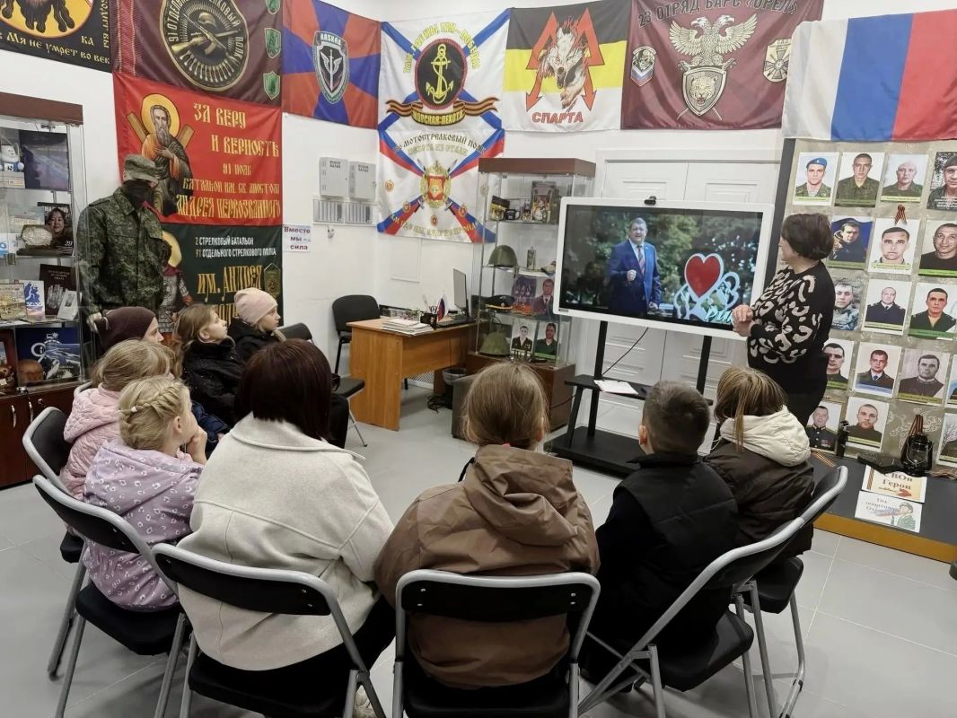 23.10.2026 в Волновахском краеведческом музее прошел исторический час «Под флагом молодым», совместно с учащимися художественного отделения Волновахской детской школы искусств 23.10.2026 в Волновахском краеведческом музее прошел исторический час «Под флагом молодым», совместно с учащимися художественного отделения Волновахской детской школы искусств