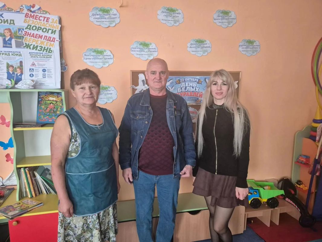22 октября, в День белых журавлей, депутат Амвросиевского муниципального совета Михаил Богомолец посетил Степано-Крынский УВК не с пустыми руками, а с подарками для ребят — развивающими настольно-печатными играми 22 октября, в День белых журавлей, депутат Амвросиевского муниципального совета Михаил Богомолец посетил Степано-Крынский УВК не с пустыми руками, а с подарками для ребят — развивающими настольно-печатными играми