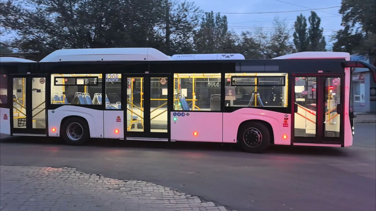 Александр Бондаренко: Проверил новые автобусы, которые вышли сегодня на центральный маршрут столицы ДНР
