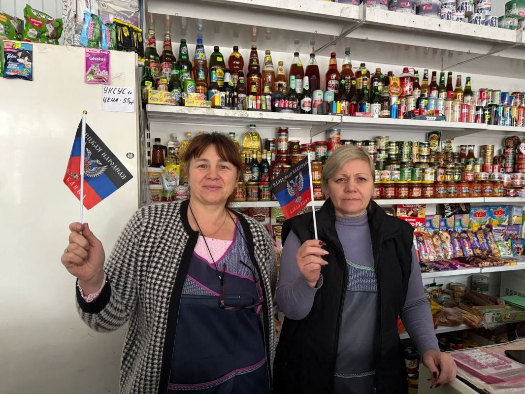 В преддверии Дня флага Донецкой Народной Республики специалисты отдела физической культуры, спорта и туризма администрации городского округа Дебальцево провели акцию «Наш флаг — наша гордость!» В преддверии Дня флага Донецкой Народной Республики специалисты отдела физической культуры, спорта и туризма администрации городского округа Дебальцево провели акцию «Наш флаг — наша гордость!»