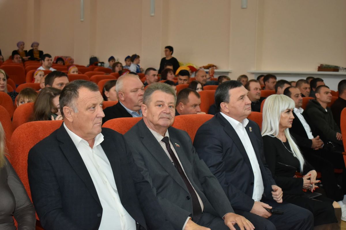 Заместитель председателя Амвросиевского муниципального совета Юрий Толок принял участие в праздничное мероприятие, посвящённом Дню работника сельского хозяйства и перерабатывающей промышленности и вручил благодарность...