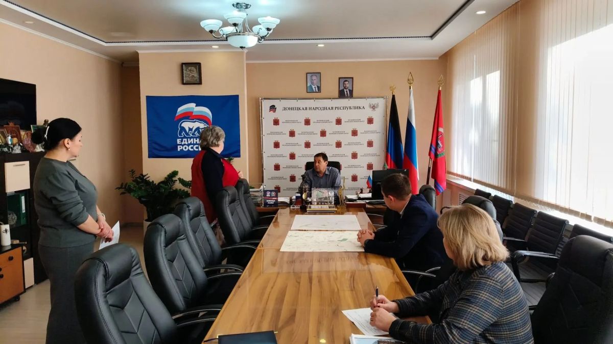 Константин Зинченко: Провёл личный приём граждан совместно с руководителями профильных структурных подразделений администрации Волновахского муниципального округа, продолжая практику открытого диалога с населением по...