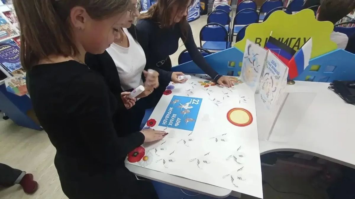 В Мангушской поселковой библиотеке для детей прошла акция памяти «День Белых Журавлей» В Мангушской поселковой библиотеке для детей прошла акция памяти «День Белых Журавлей»