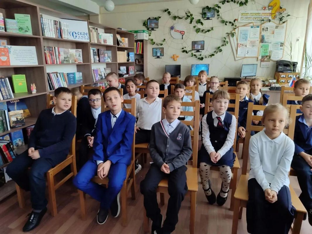 Путешествие в мир книг: в Енакиево прошёл увлекательный квест для школьников Путешествие в мир книг: в Енакиево прошёл увлекательный квест для школьников