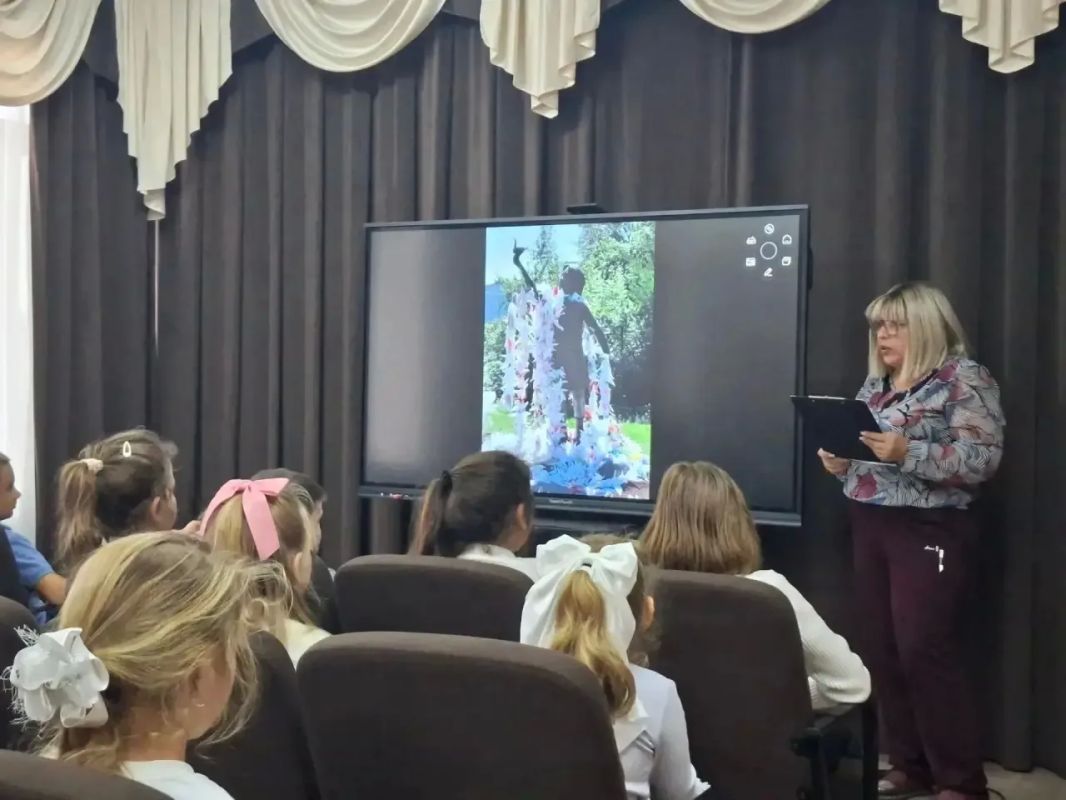 В Мелекинском ДНТ прошёл литературно-патриотический час «Летят над миром журавли» В Мелекинском ДНТ прошёл литературно-патриотический час «Летят над миром журавли»