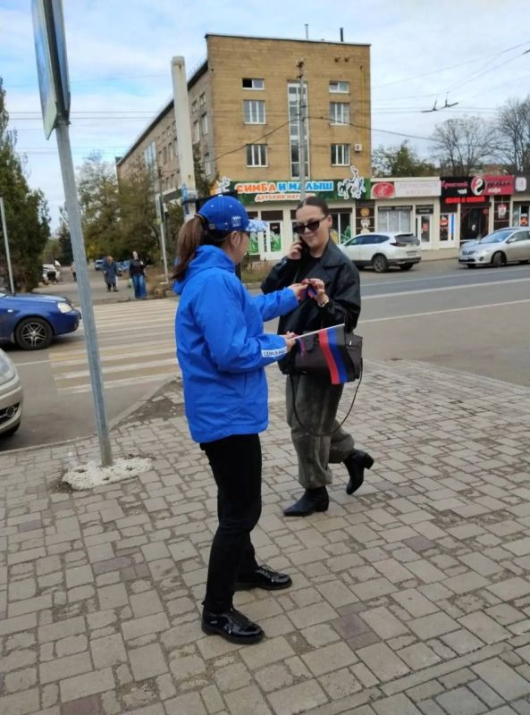 Ежегодно 25 октября в Донецкой Народной Республике отмечают один из самых значимых государственных праздников — День Государственного флага ДНР Ежегодно 25 октября в Донецкой Народной Республике отмечают один из самых значимых государственных праздников — День Государственного флага ДНР