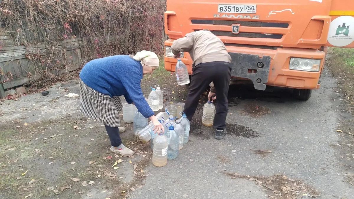 В Кировском внутригородском районе при поддержке региона-шефа Московская область продолжается подвоз воды для жителей домов, в которые в установленный графиком день не поступила вода В Кировском внутригородском районе при поддержке региона-шефа Московская область продолжается подвоз воды для жителей домов, в которые в установленный графиком день не поступила вода