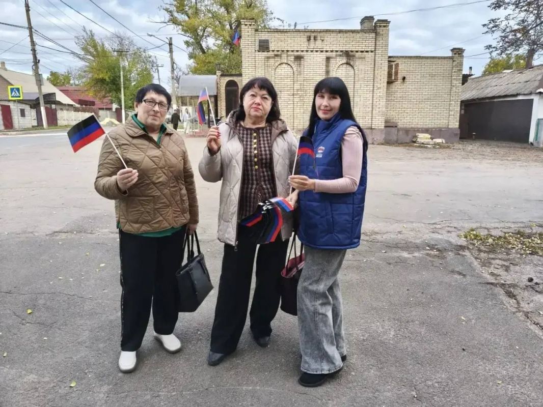В г.Моспино прошла акция по раздаче флажков в честь Дня флага ДНР