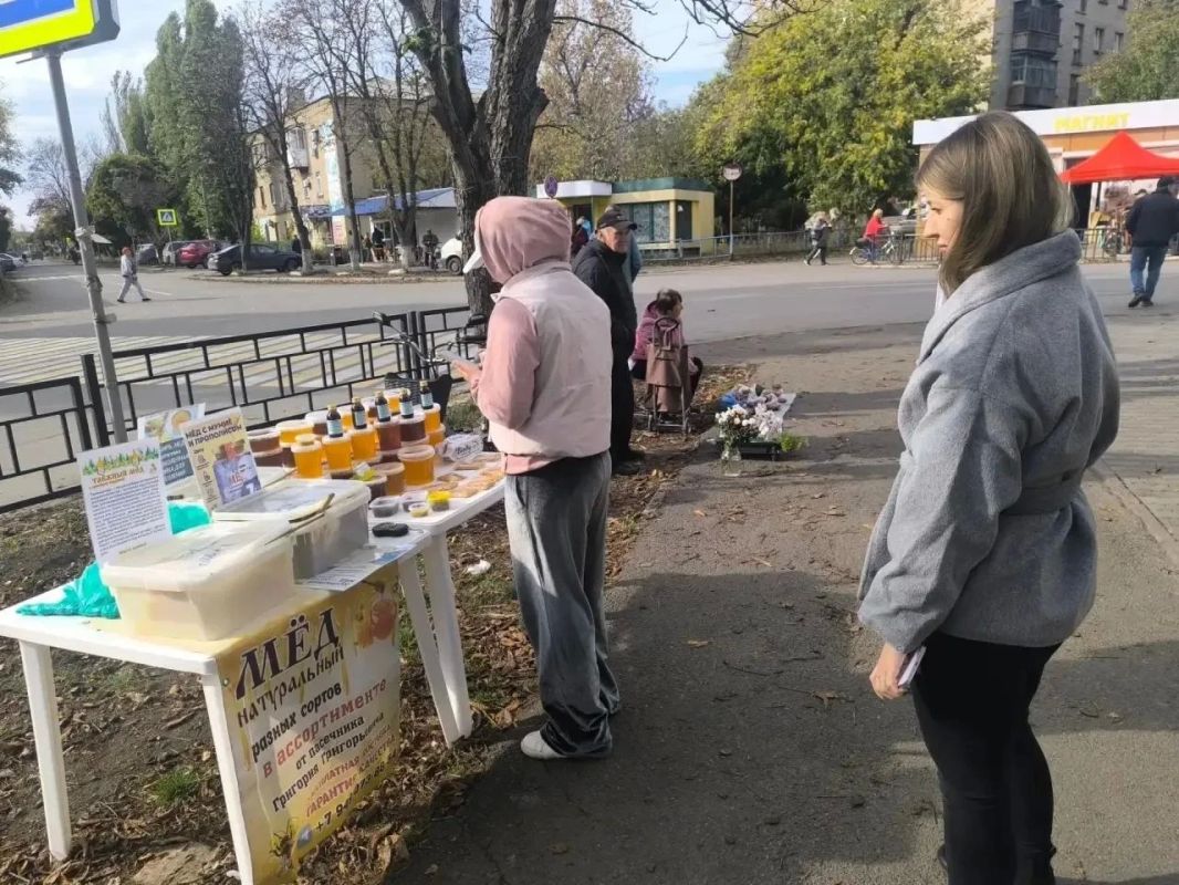 Активисты «Народного контроля» совместно со специалистами отдела торговли и бытового обслуживания администрации округа продолжают следить за ситуацией в торговой сети округа, проверяют, как соблюдаются права потребителей и... Активисты «Народного контроля» совместно со специалистами отдела торговли и бытового обслуживания администрации округа продолжают следить за ситуацией в торговой сети округа, проверяют, как соблюдаются права потребителей и...