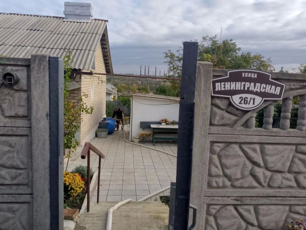 В Кировском внутригородском районе при поддержке региона-шефа Московская область продолжается подвоз воды для жителей домов, в которые в установленный графиком день не поступила вода В Кировском внутригородском районе при поддержке региона-шефа Московская область продолжается подвоз воды для жителей домов, в которые в установленный графиком день не поступила вода