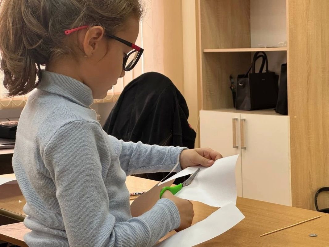 Журавли мира. Активисты Движения Первых провели для учащихся младших классов познавательное мероприятие, посвящённое миру и памяти Журавли мира. Активисты Движения Первых провели для учащихся младших классов познавательное мероприятие, посвящённое миру и памяти