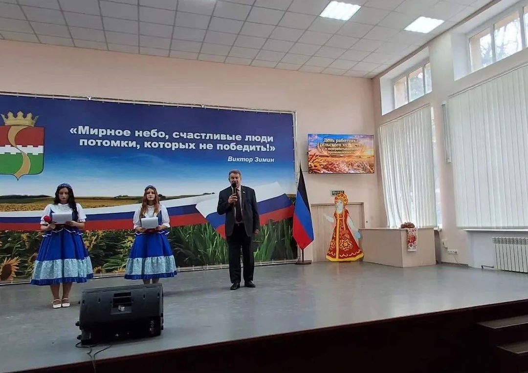 Заместитель председателя Амвросиевского муниципального совета Юрий Толок принял участие в праздничное мероприятие, посвящённом Дню работника сельского хозяйства и перерабатывающей промышленности и вручил благодарность... Заместитель председателя Амвросиевского муниципального совета Юрий Толок принял участие в праздничное мероприятие, посвящённом Дню работника сельского хозяйства и перерабатывающей промышленности и вручил благодарность...